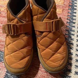 Chaco quilted new 8.5 women’s booties